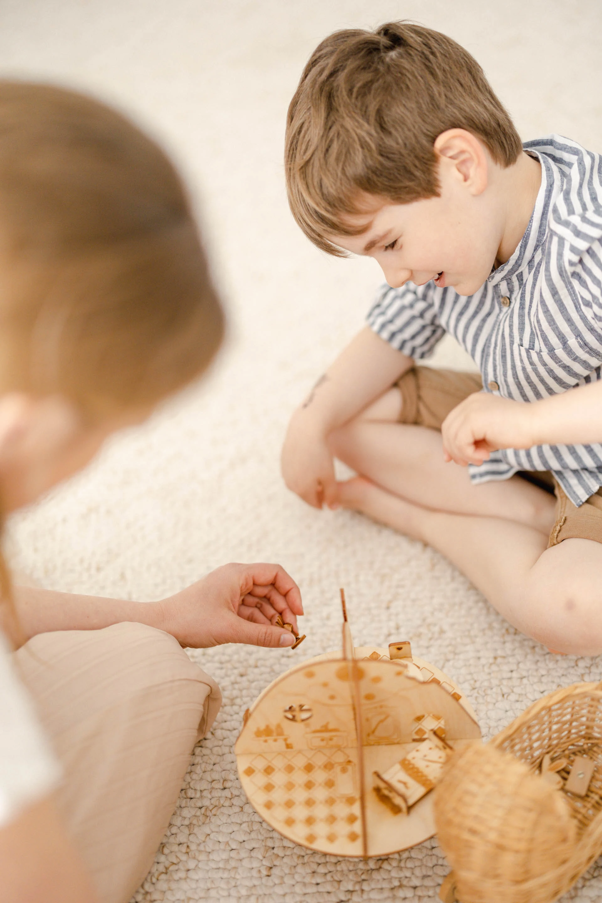 enfant jouer jouet puzzle beige